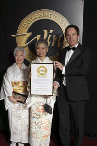 画像: 『HIROSHIMA』トロフィーを受賞